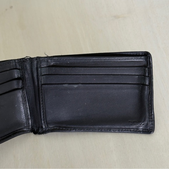 TUMI Sleek Black Leather Men's Wallet - Picture 5 of 9